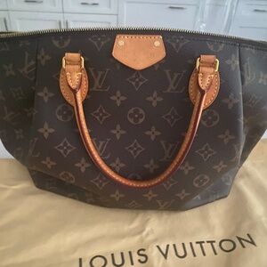 Beautiful barely used Louis Vuitton Turenne PM Monogram Canvas